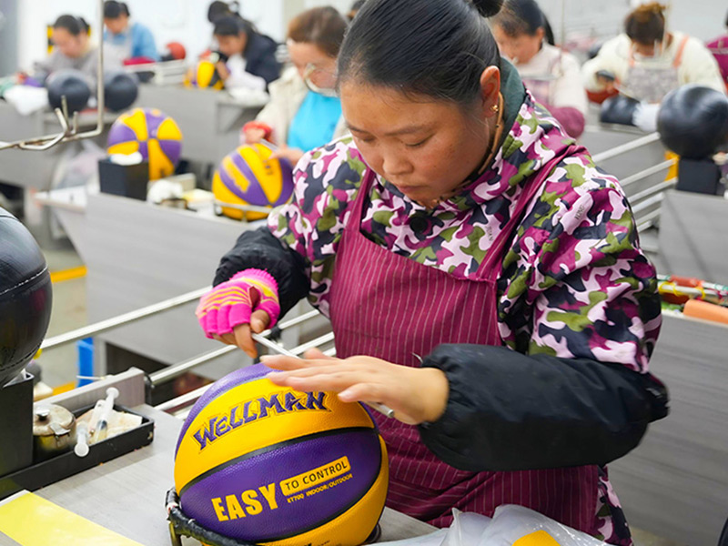 Pembuatan bola basket